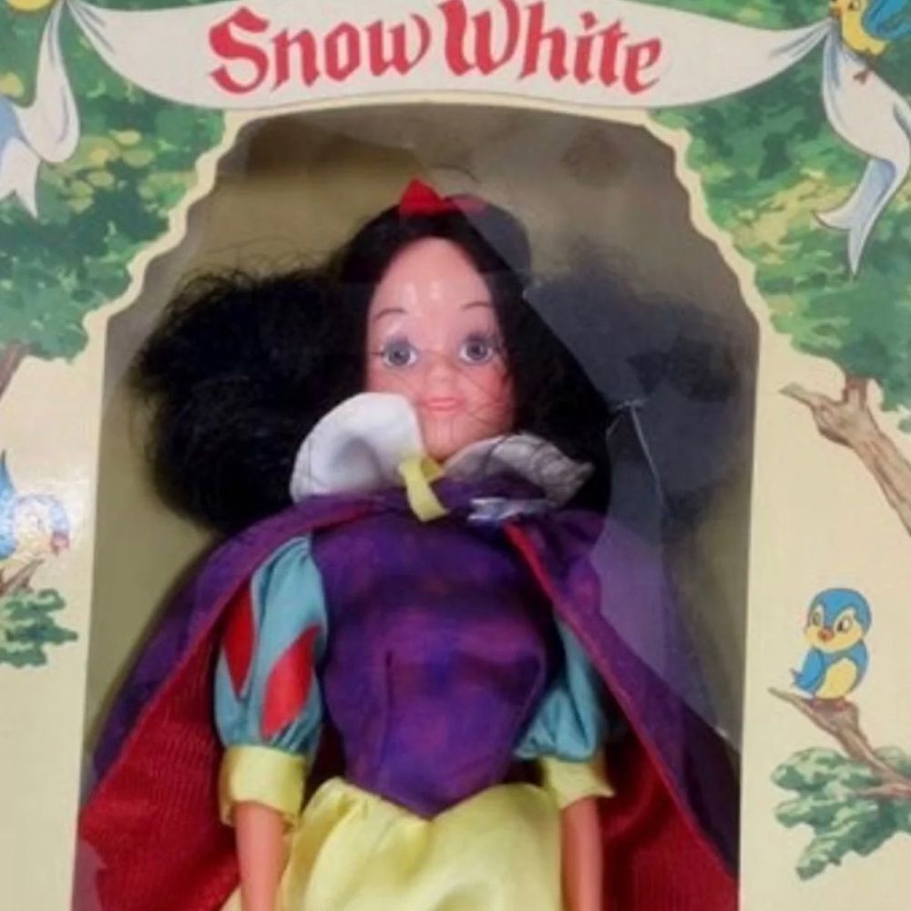 DISNEY VNTG "Snow White"11&1/2 Doll Fully Jointed.